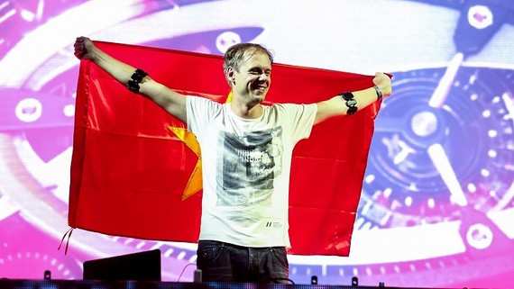 Lộ sân khấu “khủng” của huyền thoại DJ Armin van Buuren