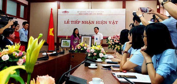 Lễ tiếp nhận bức tranh cổ động Chân dung Chủ tịch Hồ Chí Minh