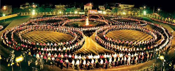 Năm 2013, múa xòe cũng đã lập Kỷ lục Việt Nam với 3000 người tham dự