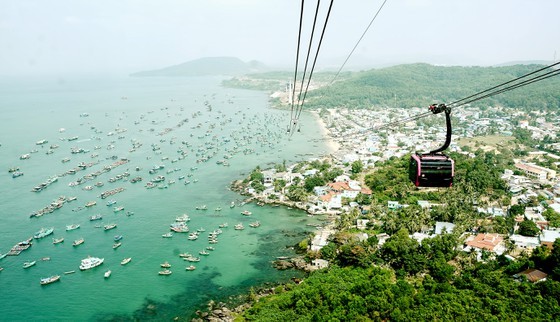 Cáp treo Hòn Thơm (Phú Quốc) là cáp treo vượt biển dài nhất thế giới, thu hút đông đảo du khách đến tham quan, giải trí. Ảnh: TẤN THÁI