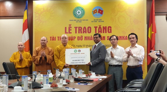 Giáo hội Phật giáo Việt Nam trao quà giúp đỡ người dân Sri Lanka