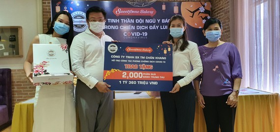 劉立政總經理(左二)贈送月餅給市越南祖國陣線委員會轉交抗疫醫護人員。