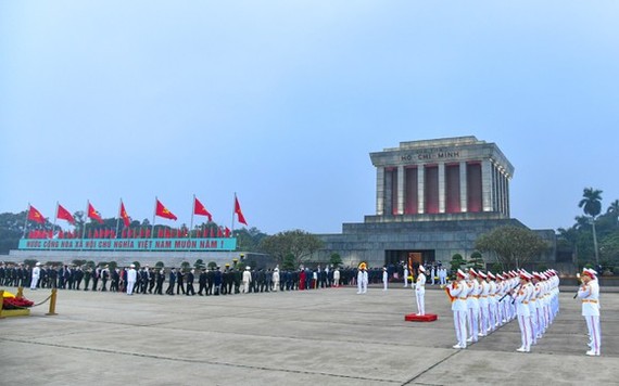 黨和國家領導與代表晉謁胡志明主席陵。
