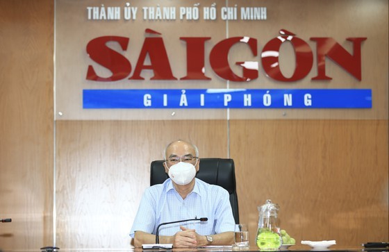 市委宣教處主任潘阮如奎探望《西貢解放報》幹部、職工。