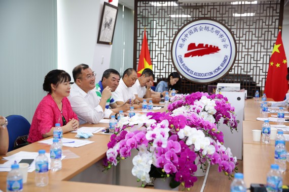 本市中國商會接到雒鴻大學中國語言系求助後召開理事會議認捐助學金。
