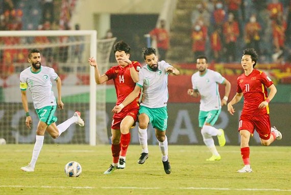 越南球員與沙特球員爭球。（圖源：互聯網）