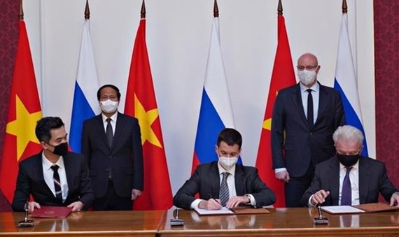 越南一號疫苗與生物製品有限責任公司（Vabiotech）和SOVICO集團與俄羅斯直接投資基金(RDIF)簽署了關於在越南供應和生產衛星五號(Sputnik V)疫苗的合作協議。