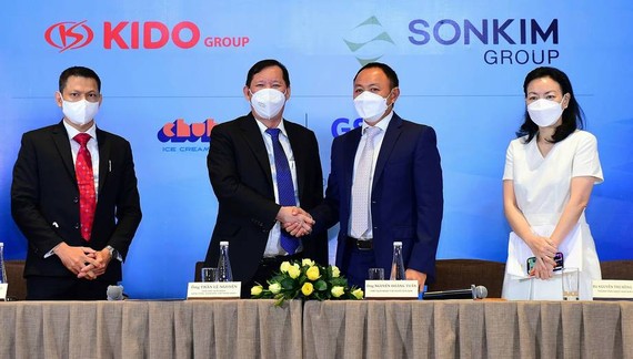 KIDO集團總經理陳榮源（左二）與山金集團領導合作。