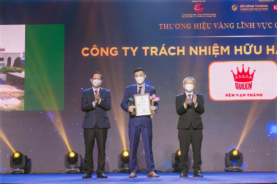 萬成乳膠床墊公司副總經理楊慶雲代公司領取金品牌獎。