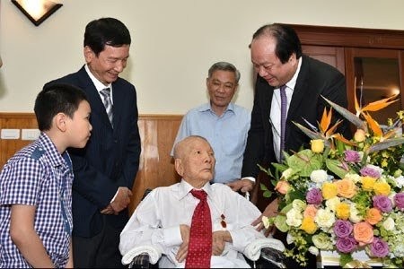 政府辦公廳主任梅進勇部長於2017年探望阮崑同志。(圖源：政府辦公廳)