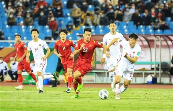 越南足球隊與中國足球隊角逐。(圖自越通社)