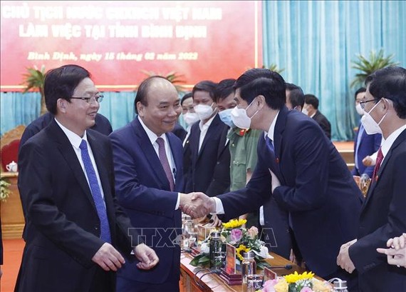 國家主席阮春福與平定省領導幹部交談。