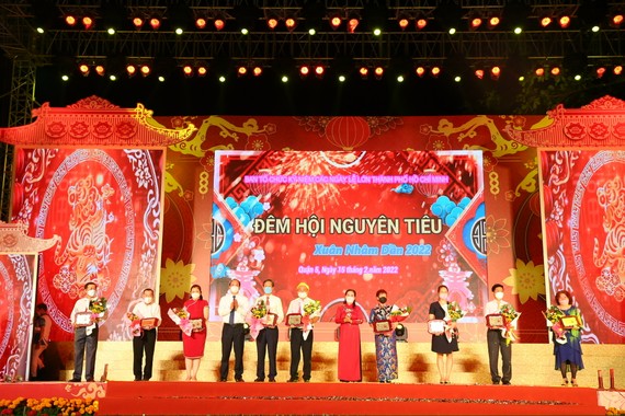 市人民議會主席阮氏麗、市委副書記阮胡海向保存發揚非物質文化遺產各單位送花致謝。