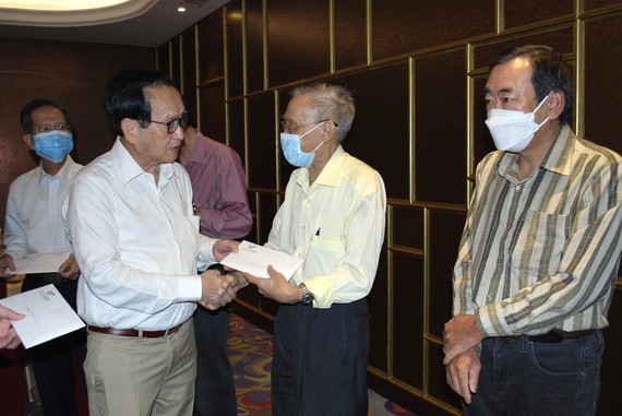 张丰裕先生代表万盛发集团向各华文中心负责人赠送医保卡代金。