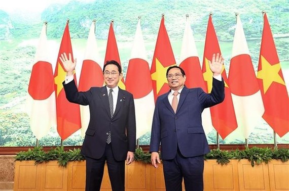 越南政府總理范明政（右）與日本首相岸田文雄  圖自越通社