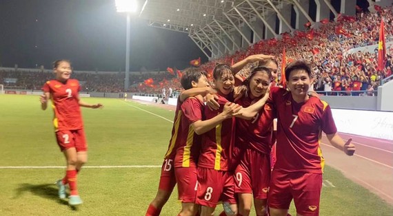 越南女足球隊進球後難掩興奮。