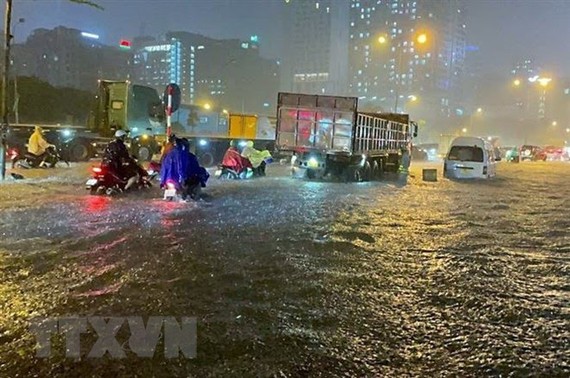 13日晚強降雨致河內多條街道成澤國。