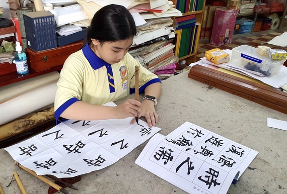 林漢城培養少兒學習書法興趣。