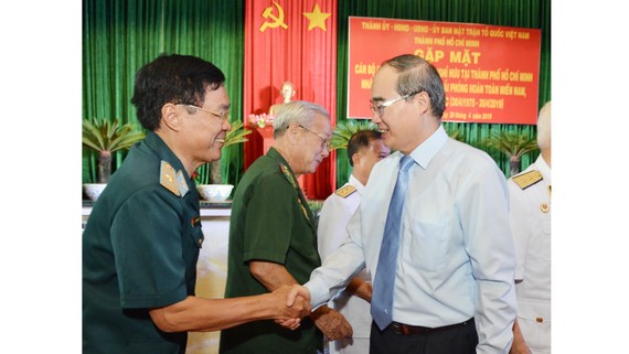 Bí thư Thành ủy TPHCM Nguyễn Thiện Nhân thăm hỏi các tướng lĩnh. Ảnh: VIỆT DŨNG