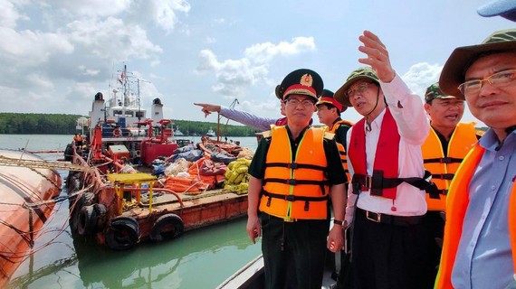 Thiếu tướng Lê Mạnh Tiến và ông Lê Thanh Liêm, Phó Chủ tịch Thường trực UBND TPHCM kiểm tra thực địa khu vực tàu chìm. Ảnh: HOÀNG HÙNG