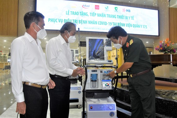 Nguyên Phó Thủ tướng Thường trực Trương Hòa Bình và Thiếu tướng, PGS, TS, TTND Nguyễn Hồng Sơn, Giám đốc Bệnh viện Quân y 175 kiểm tra hệ thống máy thở được trao tặng