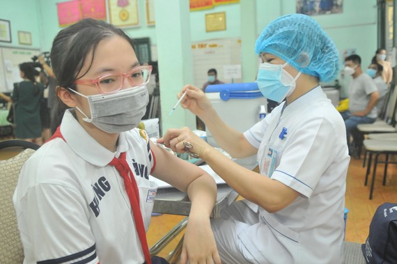 Học sinh lớp 6 Trường THCS Hồng Bàng (quận 5, TPHCM) tiêm vaccine Covid-19. Ảnh: CAO THĂNG