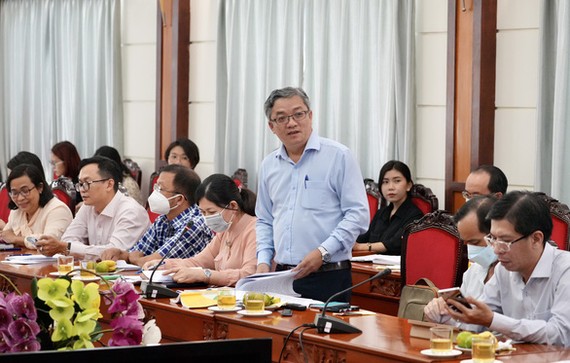 PCT UBND huyện Nhà Bè Võ Phan Lê Nguyễn phát biểu góp ý.