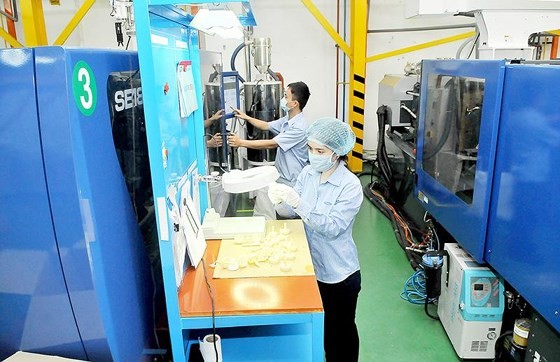    Producing high quality plastic to provide supporting products for local and foreign firms. (Photo: SGGP)