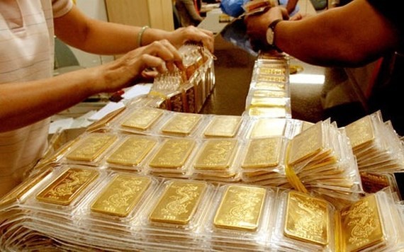 Gold, stocks increase in tandem 