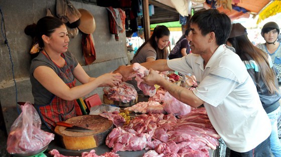 The prices of pork climb due to inadequate supply. (Photo: SGGP)