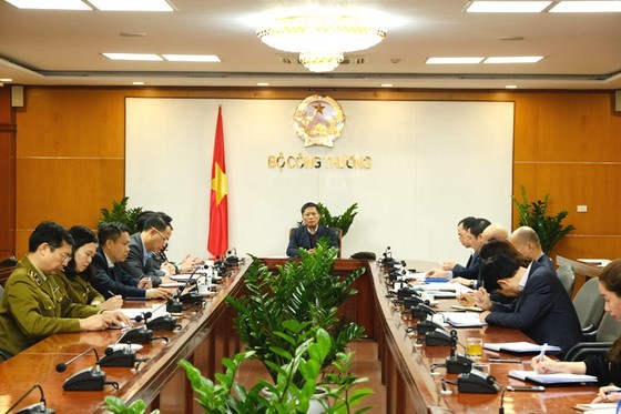 Minister of the Ministry of Industry and Trade chairs a meeting with relevant departments to discuss on the plan to fight the outbreak of the novel coronavirus. (Photo: SGGP)