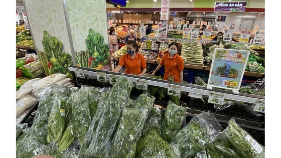 Vegetables are full on shelves at a supermarket on Feb 10. (Photo: SGGP)