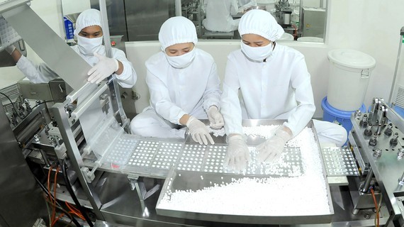 Pharmaceutical industry depends greatly on imported raw materials. (Photo: SGGP)