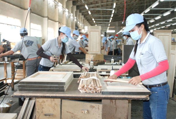 Wood processing at a company in My Phuoc Industrial Park in Binh Duong Province. (Photo: SGGP)