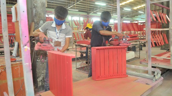 Wood processing enterprises have been facing difficulties as orders are reduced. (Photo: SGGP)