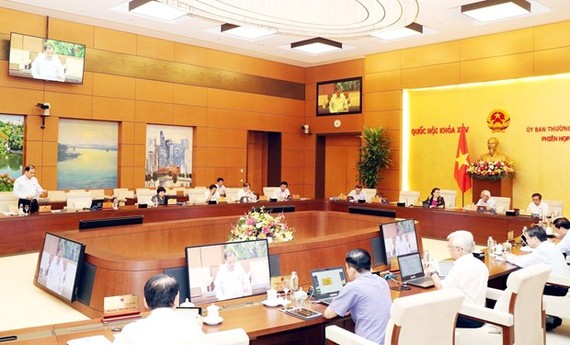 The meeting of the NA Standing Committee on May 15 (Photo: VNA)