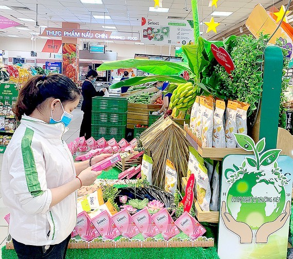 Green products are being discounted by Co.opmart supermarkets in response to the 2020 Green Consumption Campaign. (Photo: SGGP)