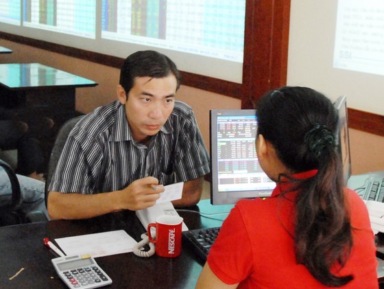 An individual investor is opening an account at a securities company. (Photo: SGGP)