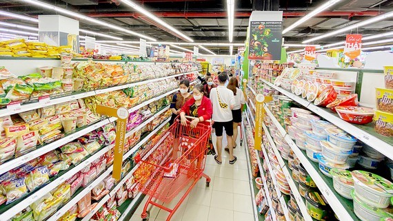 Customers go shopping at a supermarket in Ho Chi Minh City. (Photo: SGGP)