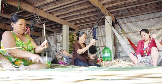 Farmers in Hong Ngu Town in Dong Thap Province are sizing bamboo strips  to make bamboo crab traps. (Photo: SGGP)