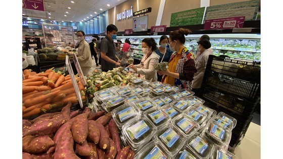 People go shopping at Aeon Mall, a supermarket invested by a Japanese enterprise. (Photo: SGGP)
