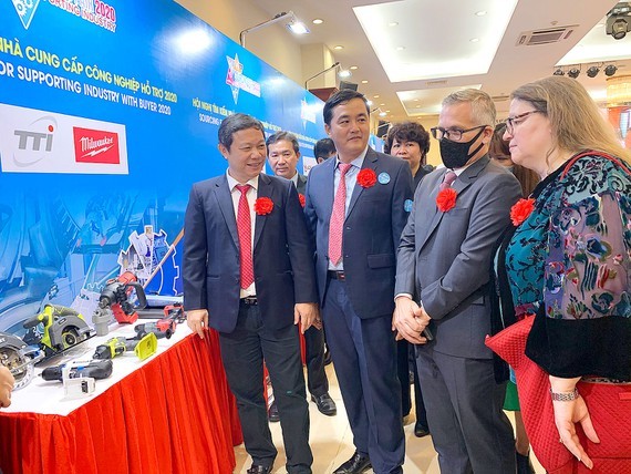 Vice-Chairman of the Ho Chi Minh City People's Committee Duong Anh Duc (L) exchanged with delegates at the Sourcing Fair for Supporting Industry with Buyer 2020. (Photo: SGGP)