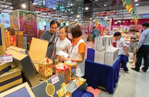 A variety of mooncakes are sold at supermarkets. (Photo: SGGP)