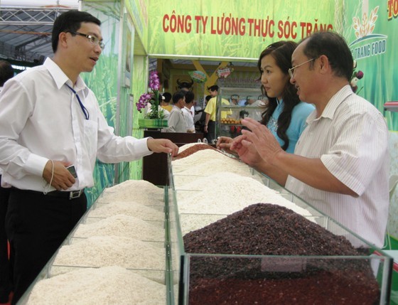 The representative of a rice producer introduces high-quality rice varieties of Soc Trang Province. (Photo: SGGP)
