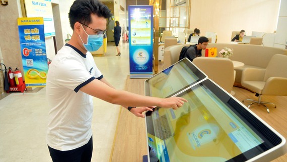 A customer uses banking services at Nam A Bank. (Photo: SGGP)