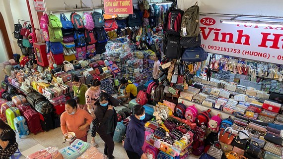 Wholesale and retail sale activities at Binh Tay Market. (Photo: SGGP)