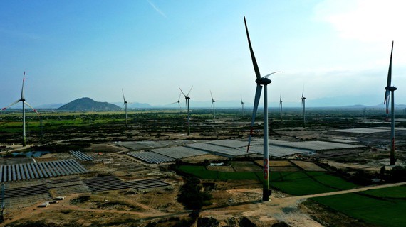 A solar power and wind power complex in Ninh Thuan Province (Photo: SGGP)