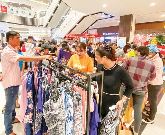 Consumers go shopping at Aeon Mall in Tan Phu District. (Photo: SGGP)