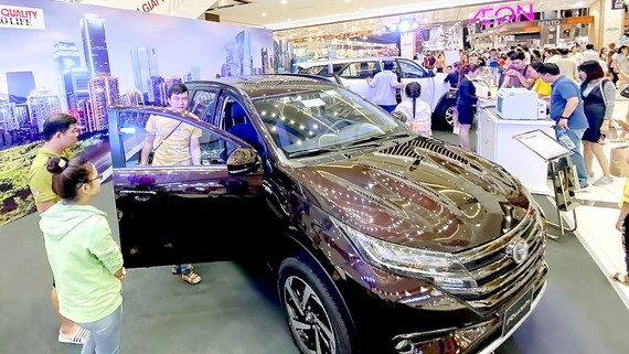 A new car model is displayed at Aeon Mall in Binh Tan District, Ho Chi Minh City. (Photo: SGGP)