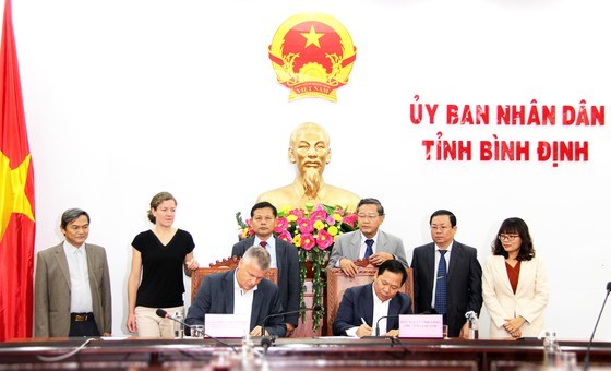 Binh Dinh Province and the German Leonhard Kurz Group sign a memorandum of understanding. (Photo: SGGP)